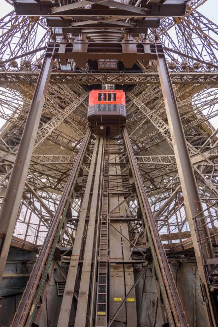 Ascenseur Nord de la tour Eiffel (c) Laurent Thion