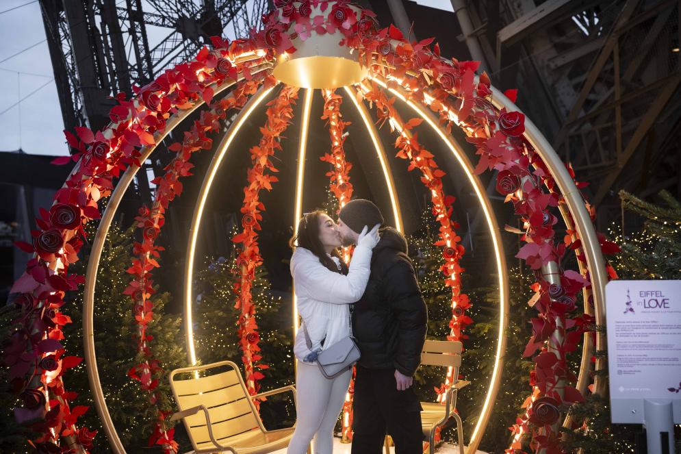 Couple Saint-Valentin tour Eiffel 
