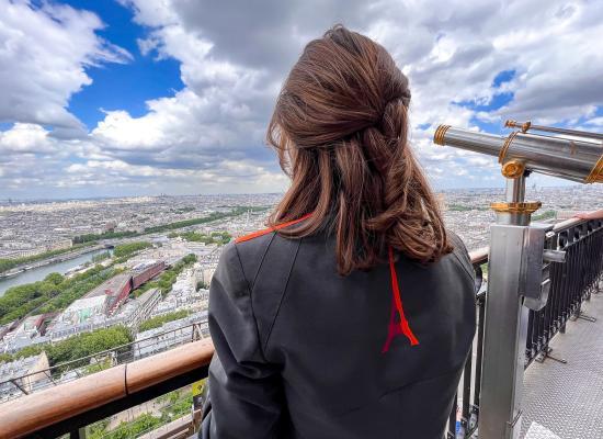 Agent d'accueil sur la tour Eiffel