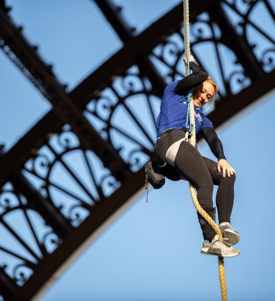 Anouk Garnier bat le record du monde de grimper de corde sous la tour Eiffel (c) Greg Sigaud