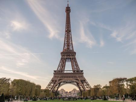 Tour Eiffel entière depuis Champs de Mars