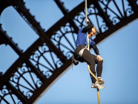 Anouk Garnier bat le record du monde de grimper de corde sous la tour Eiffel (c) Greg Sigaud