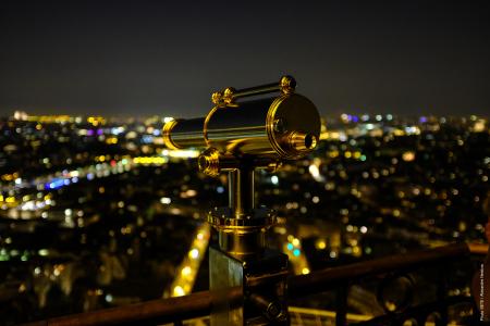 Longue-vue au 2e étage de la tour Eiffel de nuit