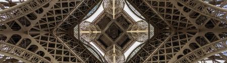 Foto tomada desde debajo de la Torre Eiffel