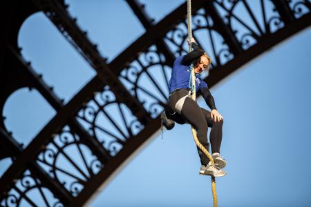 Anouk Garnier bat le record du monde de grimper de corde sous la tour Eiffel (c) Greg Sigaud