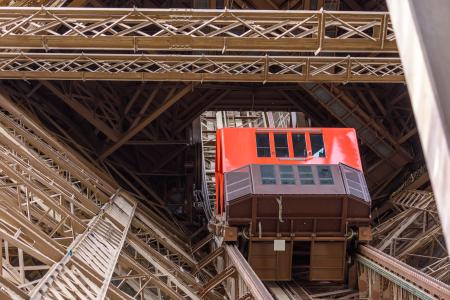 Ascenseur Nord de la tour Eiffel (c) Laurent Thion