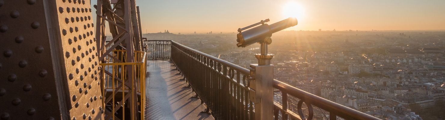 Assistance, conseil et conception de supports et d'éléments graphiques liés à la signalétique de la tour Eiffel 